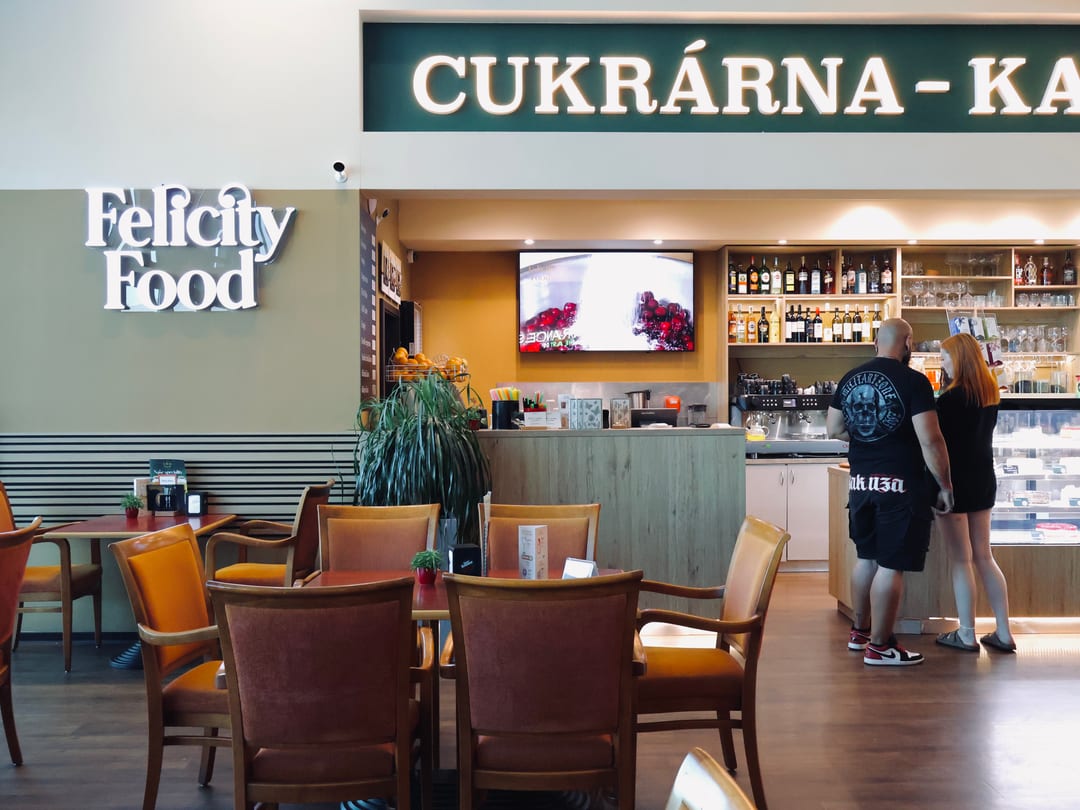 Vitrína s dorty ve Felicity Food Metropole Zličín