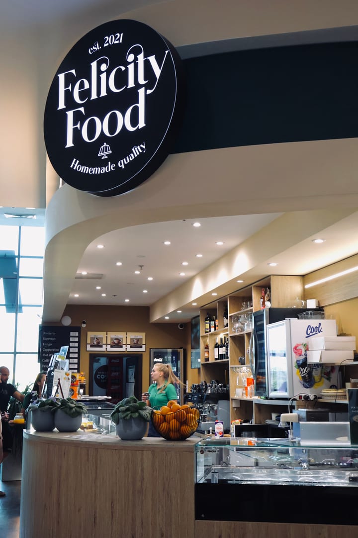 Interiér kavárny Felicity Food v Metropoli Zličín